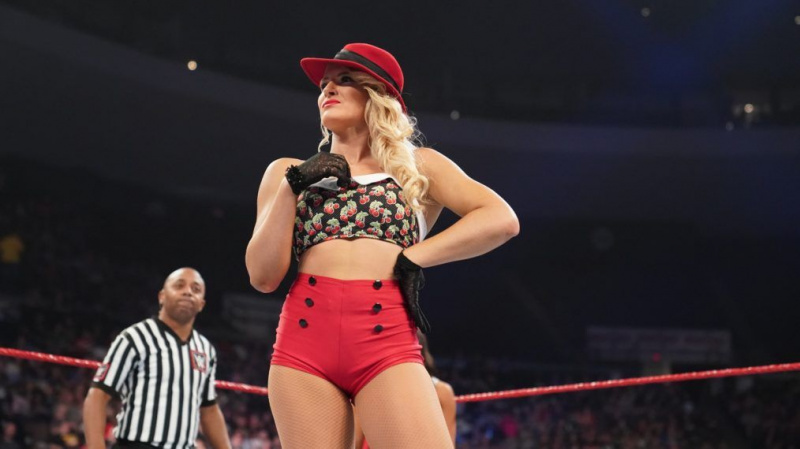 Wrestlerin Lacey Evans darüber, wie WWE 'Tribute to the Troops' zahlt