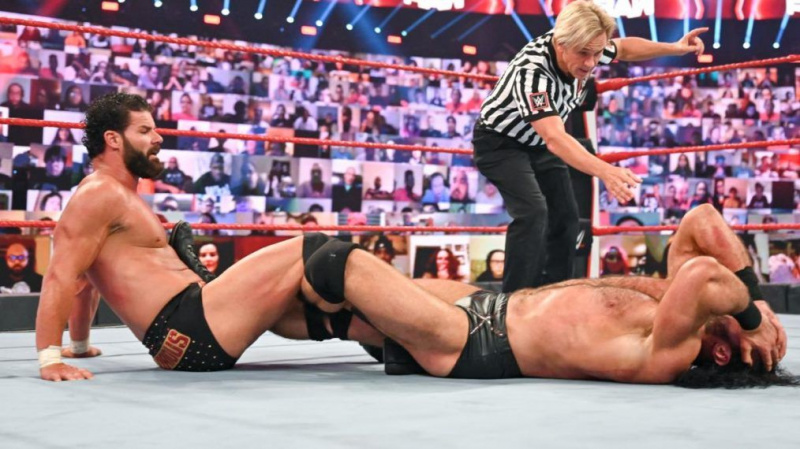 Robertas Roode susiduria su WWE čempionu Drew McIntyre