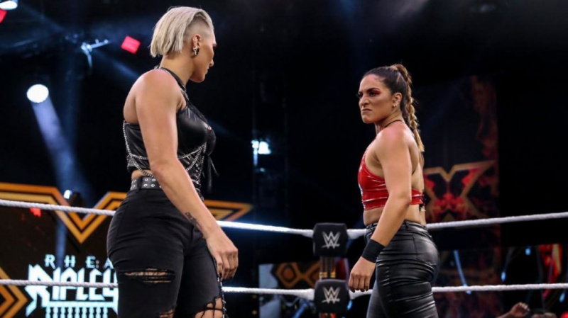 Raquel González und Rhea Ripley