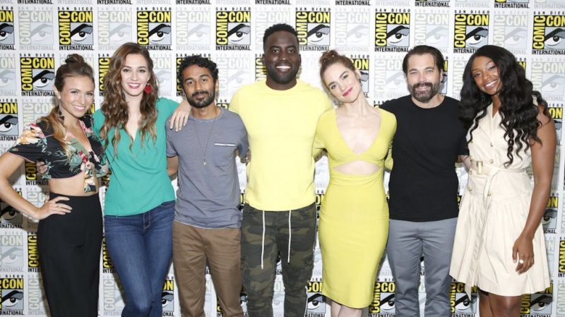 Le casting de 'Wynonna Earp' parle des bandes dessinées, de WayHaught, du passé de Jeremy et plus encore au panel Comic-Con 2018