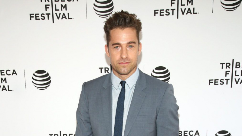 'YOU' lägger till Scott Speedman som 'framgångsrik' och 'mystisk' vd