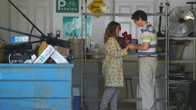 Lindsay (Kether Donohue) is back with Paul (Allan McLeod) after her